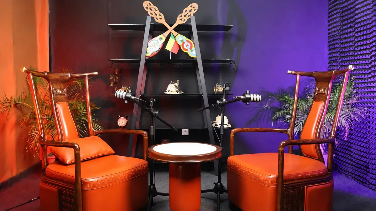 Plateau podcast Wanilo avec fauteuils orange et decor Dahomey